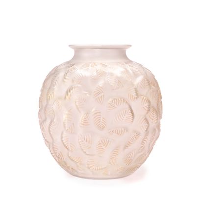 René LALIQUE (1860-1945). 
Blown-molded white...