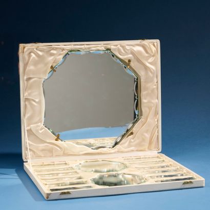 CRISTAL DE BAYEL (Champagne).
Modular centerpiece...