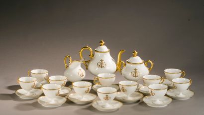 Partie de service à thé en porcelaine blanche...