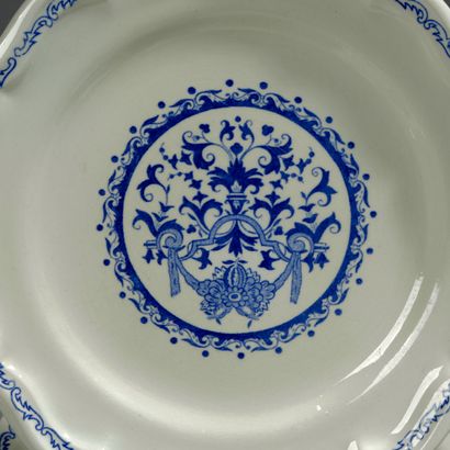 GIEN
Suite de 30 petites assiettes en faience...
