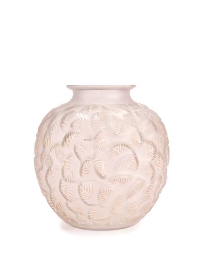 René LALIQUE (1860-1945). 
Blown-molded white...