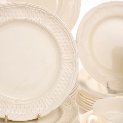 GIEN.
Partie de service de table modèle 