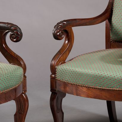 Paire de fauteuils en acajou et placage d'acajou,...