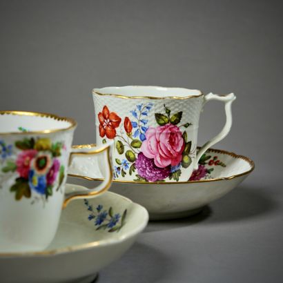 ANGLETERRE, SPODE.

Deux tasses et leur sous-tasse...