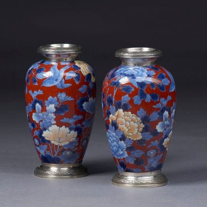 JAPON.

Paire de vases ovoïdes en porcelaine...