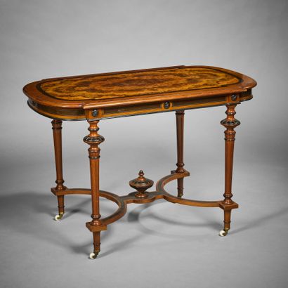 Table de milieu en placage de noyer, ronce...