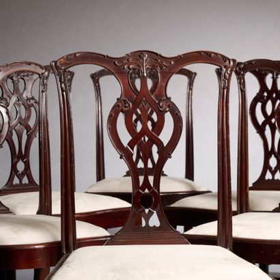 Suite de huit chaises de salle à manger en...