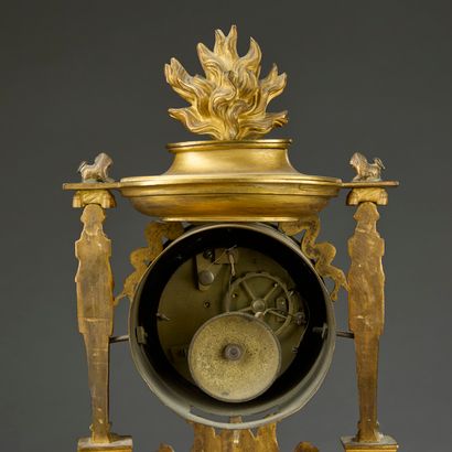 Pendule portique en bronze doré, le cadran...