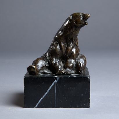 DUBANTON (20th century).

Sitting bear moaning.

Sculpture...
