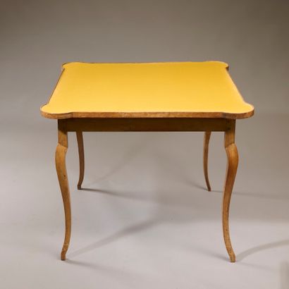 Table à jeux en noyer et filets d'encadrement...