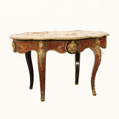 Table en marqueterie dite 