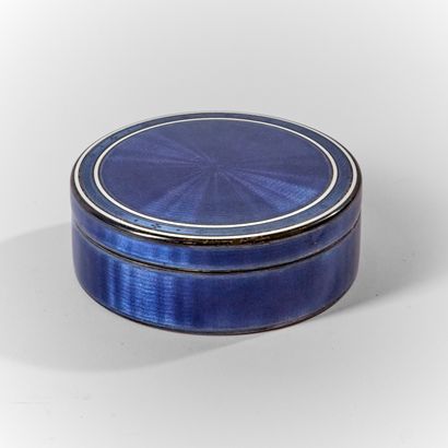 Covered box in 950 thousandths silver entirely...