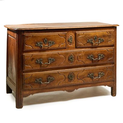 Commode en noyer mouluré, la façade ouvrant...