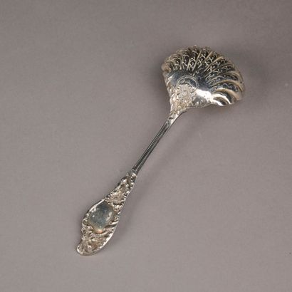 Sprinkling spoon in 950-millimeter vermeil...