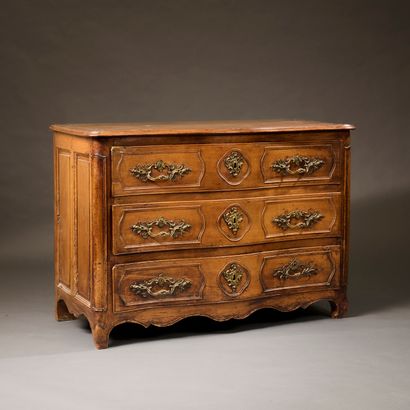 Commode à façade légèrement galbée en noyer...