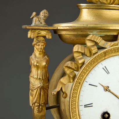Pendule portique en bronze doré, le cadran...