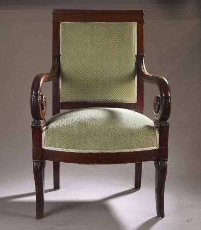 Paire de fauteuils à crosse en acajou à dossier...