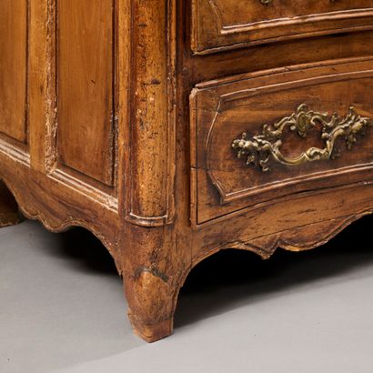 Commode à façade légèrement galbée en noyer...