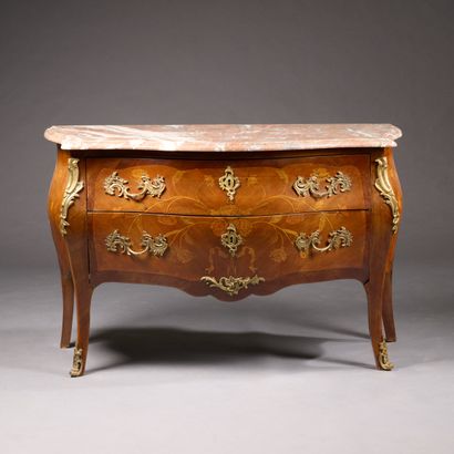 Commode à façade galbée en marqueterie de...