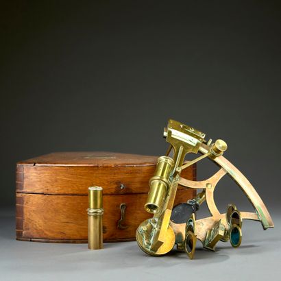 COUSENS SON.
Sextant de marine en laiton...