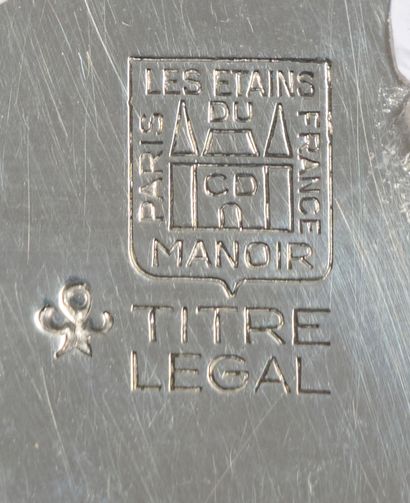 LES ETAINS DU MANOIR.

A pewter covered sugar...