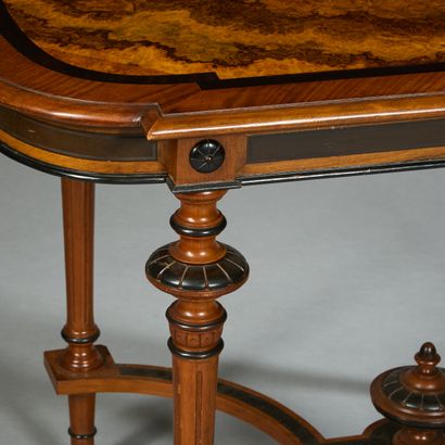 Table de milieu en placage de noyer, ronce...