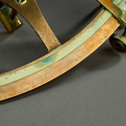 COUSENS SON.
Sextant de marine en laiton...