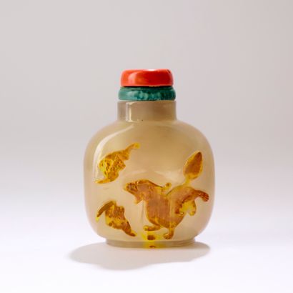 CHINA. 

Baluster-shaped snuff bottle in...