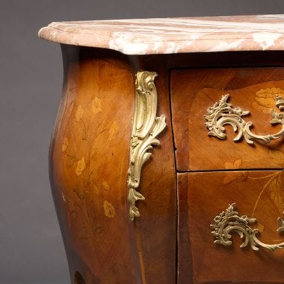 Commode à façade galbée en marqueterie de...
