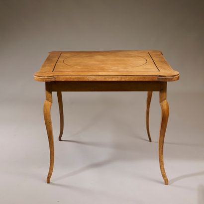 Table à jeux en noyer et filets d'encadrement...