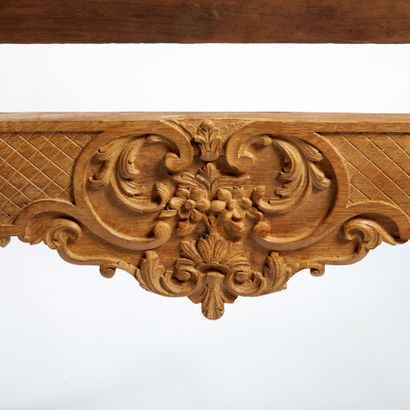 Console en chêne blond sculpté de volutes,...