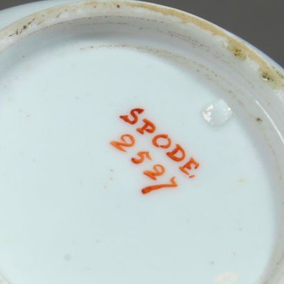 ANGLETERRE, SPODE.

Deux tasses et leur sous-tasse...