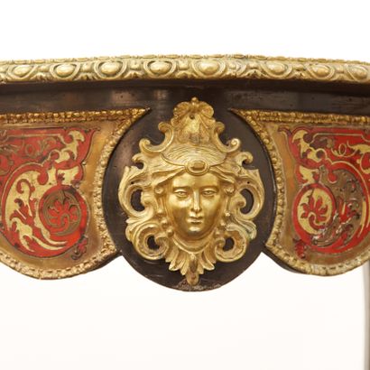 Table en marqueterie dite 