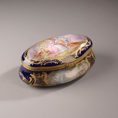Dans le goût de SEVRES.
Coffret oblong en...