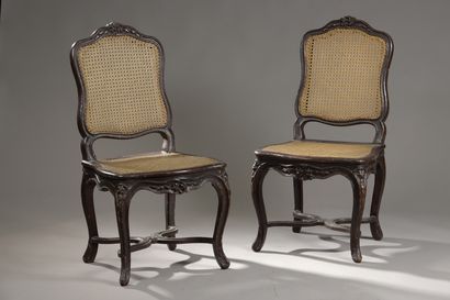 Paire de chaises cannées en bois mouluré,...