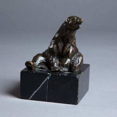 DUBANTON (20th century).

Sitting bear moaning.

Sculpture...