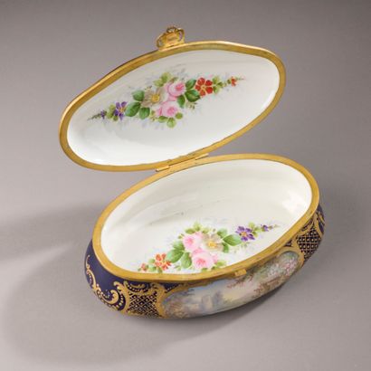Dans le goût de SEVRES.
Coffret oblong en...