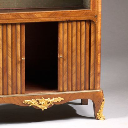 Vitrine à doucine en placage de palissandre...