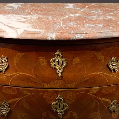 Commode à façade galbée en marqueterie de...