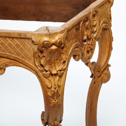 Console en chêne blond sculpté de volutes,...
