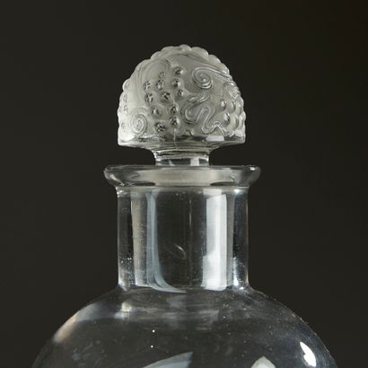 LALIQUE France.

Flat-bottomed blown-glass...
