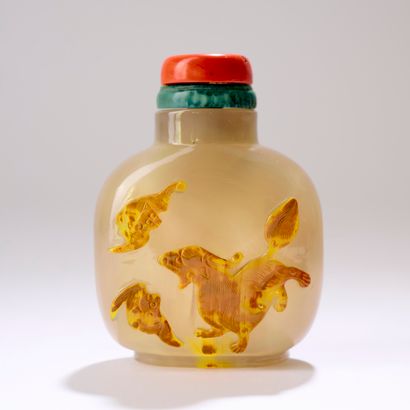 CHINA. 

Baluster-shaped snuff bottle in...