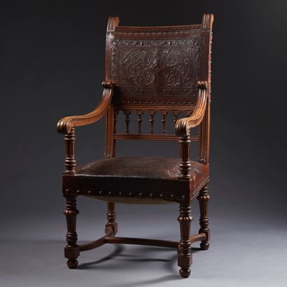 Chaise à bras en bois mouluré et sculpté,...