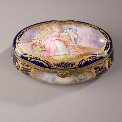Dans le goût de SEVRES.
Coffret oblong en...