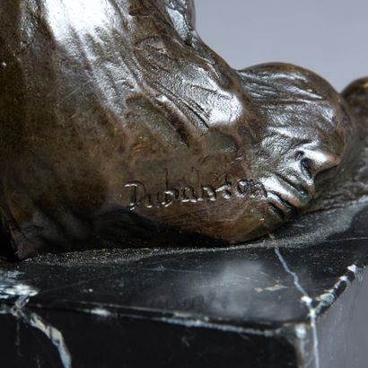 DUBANTON (20th century).

Sitting bear moaning.

Sculpture...