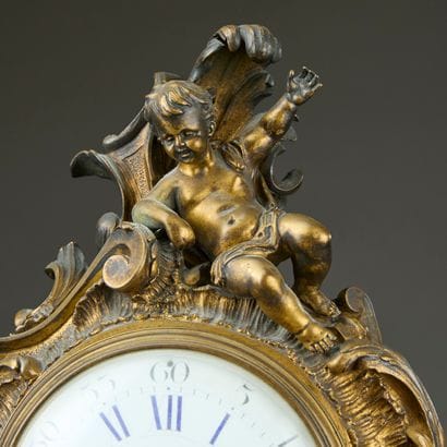 Pendule et contre-socle 
en bronze ciselé...