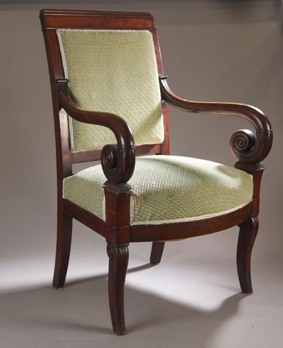 Paire de fauteuils à crosse en acajou à dossier...