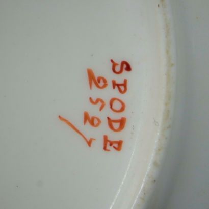 ANGLETERRE, SPODE.

Deux tasses et leur sous-tasse...