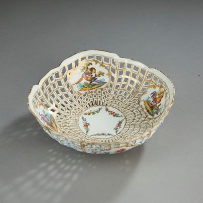 BERLIN.

Coupe en porcelaine ajourée en toile...