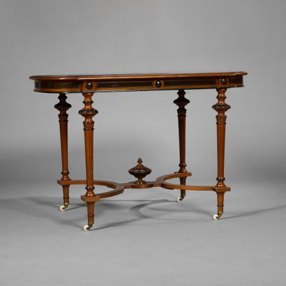 Table de milieu en placage de noyer, ronce...